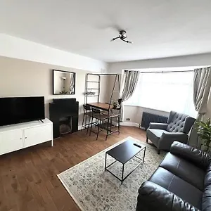 Spacious 3 Bed Sleeps 5 Near Apartment